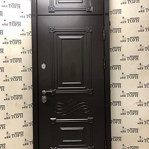 Красивая дверь с верхней фрамугой и дизайнерским внешним видом