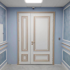 Дизайнерская белая дверь в широкий проём